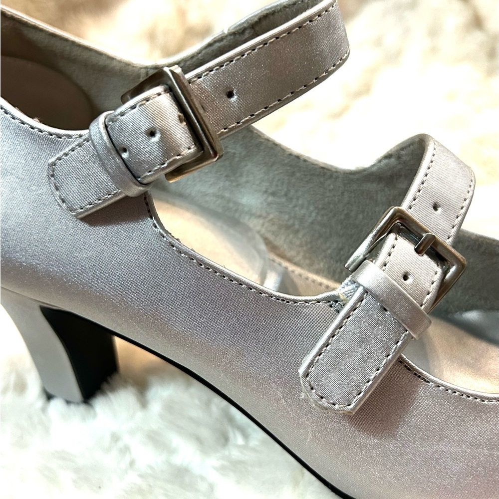 Easy street silver satin Mary Jane buckled adjustable strap women’s size 7.5M - Picture 8 of 13